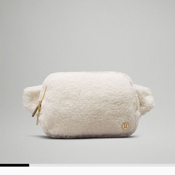 Lululemon large 2L everywhere belt bag NWT white fleece - Picture 1 of 2